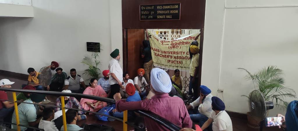 ਕੰਟਰੈਕਟ ਅਧਿਆਪਕਾਂ ਵੱਲੋਂ ਵੀਸੀ ਦਫ਼ਤਰ ਦੇ ਮੁੱਖ ਗੇਟ ਨੂੰ ਤਾਲਾ ਲਗਾ ਕੇ ਰੋਸ ਪ੍ਰਦਰਸ਼ਨ